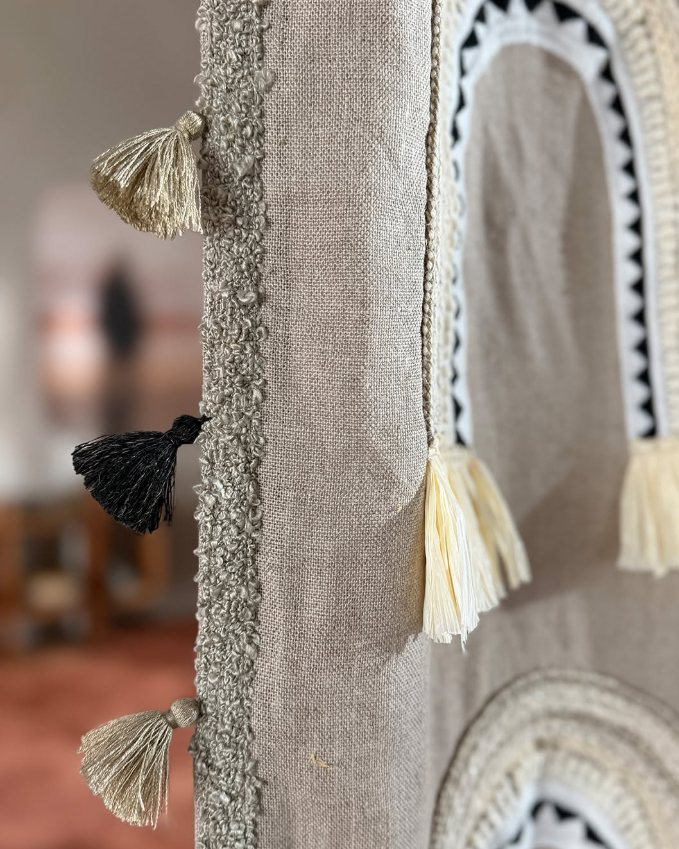 Leinenstoff mit Quastenborte in der Ausstellung